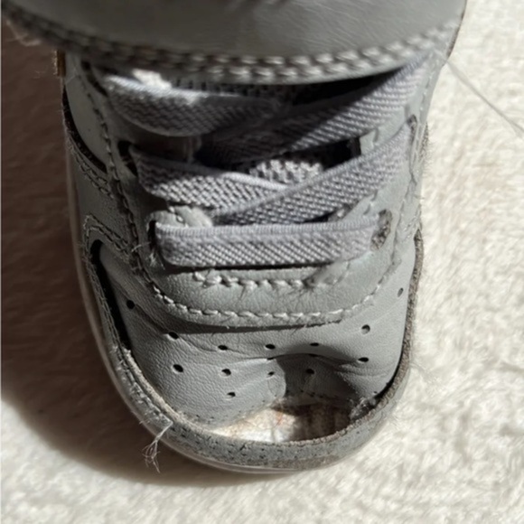 HP 🔥Nike Court Borough‎ Low 2’s: Sleek Style in Light Smoke Grey &Metallic Gold - Picture 9 of 9